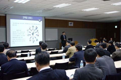 20일 삼성전자 수업사업장서 개최된 '상생협력 페스티벌'  1부 행사에서 '상생경영 세미나'를 개최, 강사들이 협력사 대표들을 대상으로 강의하고