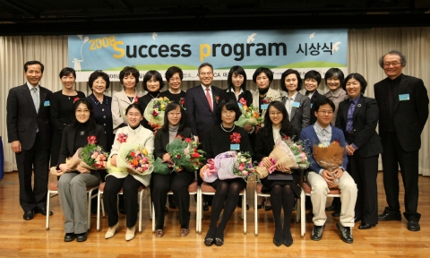 오늘 오후 서울 YWCA 대강당에서 열린 창의적인 경제–환경생활교육방법 공모전인 제 4회 석세스 프로그램 시상식에서 한국씨티은행 하영구 은행장(좌로부터 7번째)과 대한YWCA연합회