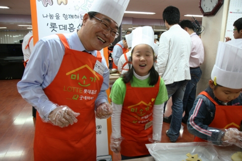 롯데홈쇼핑 신헌 대표가 굿네이버스 방과후 교실 아동들과 함께 쿠키를 만들면서 즐거운 시간을 보내고 있다.