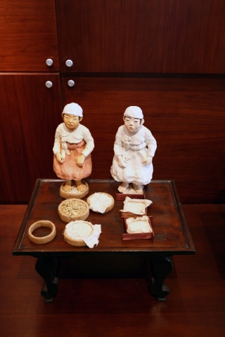 산사원 전통술박물관 안에 전시된 누룩 밟는 인형(사진 한은희)