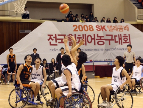 24일 열린 예선리그에서 대구광역시청팀(검은색 유니폼)과 연세피닉스팀(흰색 유니폼)이 경기를 치르고 있는 모습