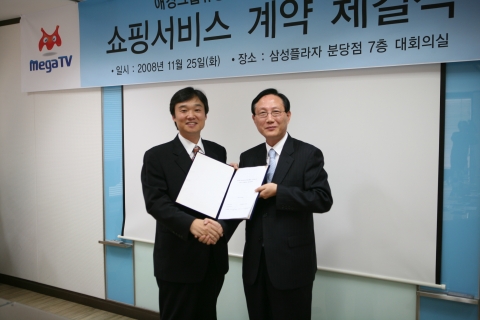 KT와 애경그룹 유통부문이 25일 오전 경기도 분당 삼성플라자에서 애경백화점? 삼성플라자?삼성몰이 판매 중인 각종 상품들을 메가TV 쇼핑 메뉴에 입점하기 위한 계약을 체결하고 있다