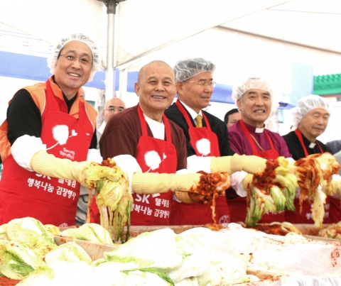 SK와 먹거리나누기운동협의회가 25일 서울 조계사에서 개최한 &#039;2008 행복나눔 김장행사&#039;에서 김신배 SK텔레콤 사장(맨 왼쪽)과 종단 대표들이 어려운 이웃들에게 나눠줄 김장을 담그고 있다. 사진 왼쪽부터 김신배 사장, 조계종 총무원장 지관 스님, 한국기독교장로회 총회장 서재일 목사, 대한성공회 박경조 주교, 성공회 푸드뱅크 김재열 신부.