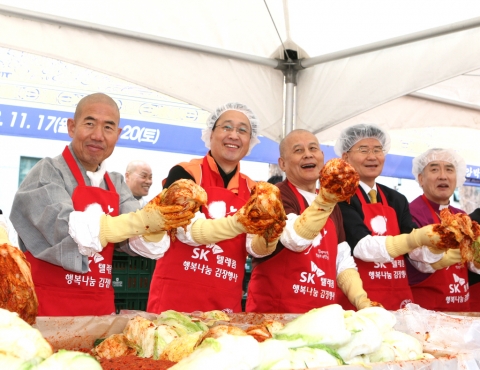 SK와 먹거리나누기운동협의회가 25일 서울 조계사에서 개최한 '2008 행복나눔 김장행사'에서 김신배 SK텔레콤 사장(왼쪽 두번째)과 종단 대표들이 어려운 이웃들