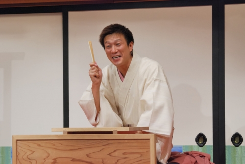 긴페이(銀甁)씨의 공연 장면