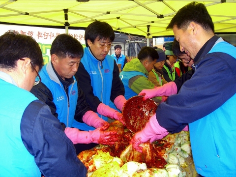 기아차 직원들이 27일 군산 사랑의 열매 봉사단 회원 및 다문화 가정 주부들 30여명과 함께 전북 군산지역의 독거노인, 결손가정, 장애우 등 120여 세대를 위해 겨울나기 김장 김