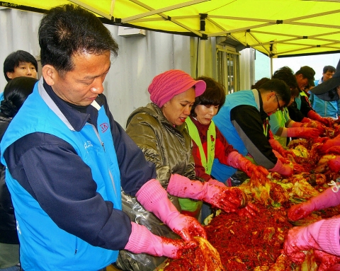 기아차 직원들, 연말 맞아 군산지역 김장김치 봉사활동 펼쳐