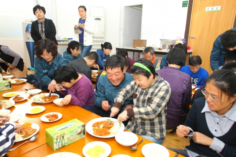 현대중공업 협력사 ‘거성기업’직원들이 장애우들과 점심식사를 하고 있다.