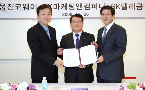 (왼쪽부터) 홍준기 웅진코웨이 사장, 이방형 SK마케팅앤컴퍼니 사장, 하성민 SK텔레콤 MNO Biz사장이 업무제휴 체결을 맺은 후 포즈를 취하고 있다.