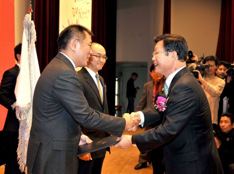 기아자동차㈜는 28일 코리아디자인센터 컨벤션홀에서 개최된 ‘2008 대한민국디자인대상 시상식’에서 디자인경영 부문 최고상인 대통령표창을 수상했다. 사진은 (가운데 2명중 왼쪽부터)