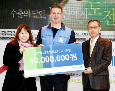 좌로부터 아시아의대생연합회 회장, SC제일은행 인사본부 데이비드 토마스 부행장, 대한에이즈예방협회 엄은식 사무총장