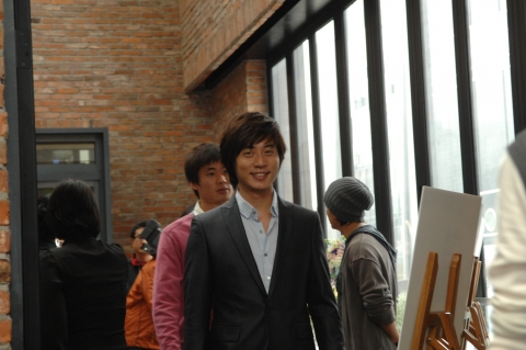 환하게 웃는 입술 홍보대사 앤디