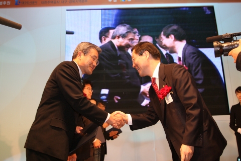 박승호 포항시장은 14일 대구 엑스코(EXCO) 5층 컨벤션홀에서 열린 ‘2008 대한민국 공간문화대상’ 시상식에서 대통령상인 대상을 수상하고 김장실 문화체육관광부 차관과 악수를 
