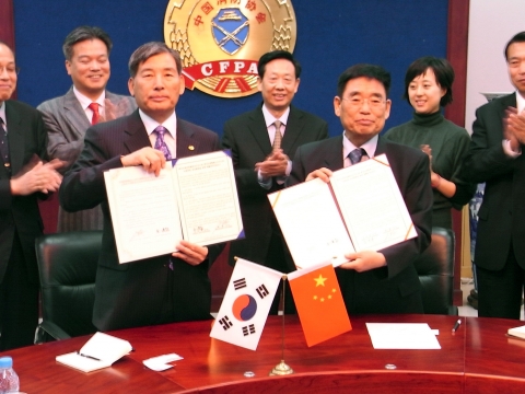 한·중소방협회(김한용 회장․쑨룬 회장)가 소방안전 상호협력을 위한 양해각서 체결하고 있다.