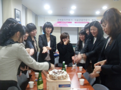 KHC교육원 제52기 병원코디네이터 수료생과 기념 케이크 컷팅