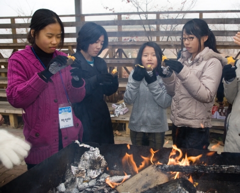 추워도 재미있어요! 국립중앙청소년수련원의 도서벽지 캠프 중 청소년선비21캠프에 참가한 청소년들이 국궁프로그램 중 고구마를 구워 먹으며 즐거워하고 있다.