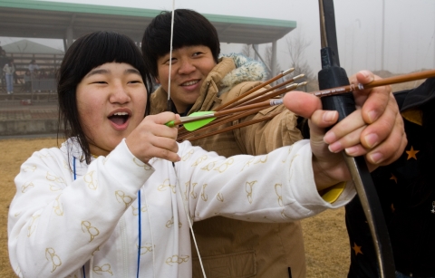 국립중앙청소년수련원의 도서벽지 캠프 중 청소년선비21캠프에 참가한 청소년이 국궁프로그램을 하며 즐거워하고 있다.