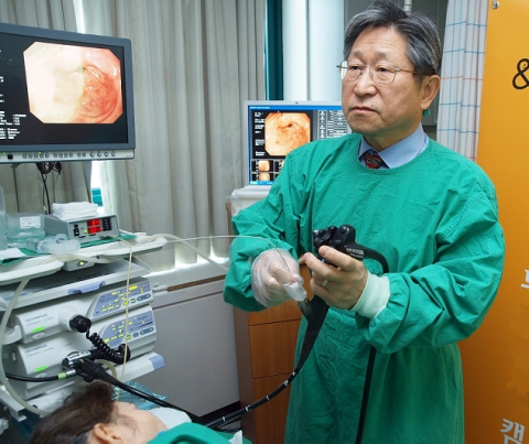 올림푸스한국이 대한소화기내시경학회와 함께 지난 8일 서울지역 6개 병원에서 실시한 무료 검진 이벤트에서 한 수혜자가 대한소화기내시경학회 함준수 이사장으로부터 무료 검진을 받고 있다
