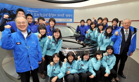 기아차는 8일 압구정사옥에서 ‘2008 로체 청소년 원정대’ 결성식을 가졌다. 사진은 로체 이노베이션 앞에서 강지원 후원회장(왼쪽 끝), 홍일식 로체 청소년 원정대 공동단장(오른쪽