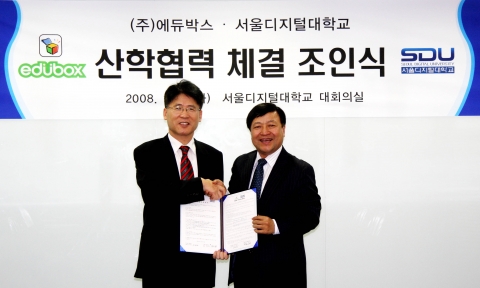 서울디지털대 정오영 부총장(좌)과 에듀박스 이대호 부사장(우)이 협약서에 서명한 후 악수하고 있다.