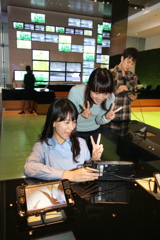 삼성딜라이트서 관람객이 UMPC를 체험하고있다.