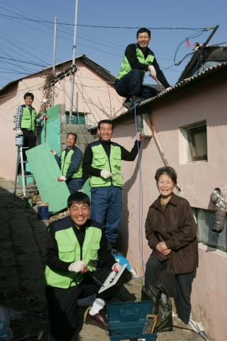 현대중공업 ‘기능장회’ 회원들이 지역 산동네를 찾아 집수리 봉사활동을 하고 있다.