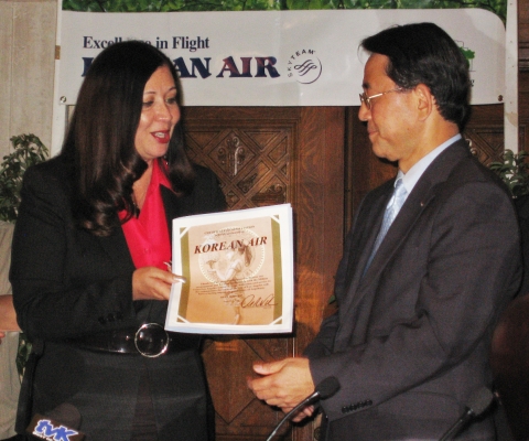 대한항공은 글로벌 식림활동(Global Tree Planting Project)의 일환으로 몽골과 중국에 이어 내년부터 LA에서도 나무심기 활동을 펼친다. 12월 4일(현지시각) 
