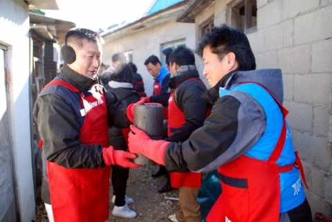 강원도 인제군 서화면 천도리에서 기아차 노사 임직원들이 기초 수급 가정에 연탄을 전달하고 있는 모습.