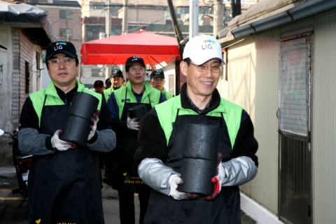 김우진 사장(우측 끝)을 비롯한 김병헌 지원총괄 부사장(좌측 끝), 장남식 법인총괄 부사장(가운데) 등, LIG손해보험 본사 재직 전 임원이 불우 아동 가정에 연탄을 배달하고 있다
