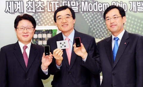 9일 안양시 소재 LG전자 이동통신기술연구소에서 LG전자가 세계최초로 개발에 성공한 LTE 단말 모뎀칩을 선보이고 있다. (LTE6) 왼쪽부터 MC사업본부장 안승권 부사장, 최고기