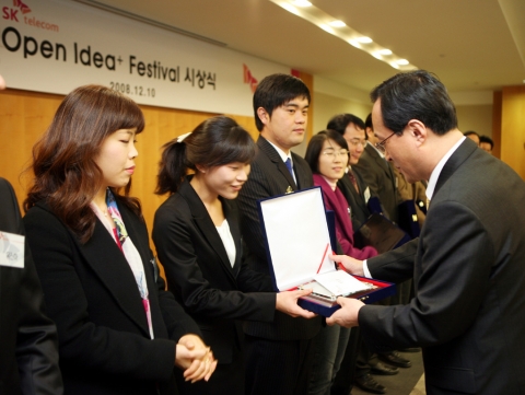 SK텔레콤 김신배 사장이 협력업체 아이디어 제안 행사인 ‘Open Idea+ Festival’에서 채택된 우수 제안에 대해 10일 시상식을 진행했다. 이번 Open Odea+Fes