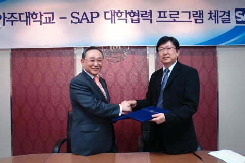 지난 10일 아주대학교 - SAP 대학협력 프로그램 체결 후 서문호(왼쪽) 아주대학교 총장과 형원준 SAP 코리아 사장이 악수를 나누고 있다.