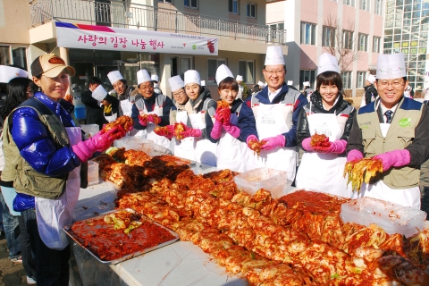 아시아나항공 윤영두 사장(우측에서 세번째)이 11일(목) 강서구 개화동 지온보육원에서 인기여성그룹 씨야(SeeYa)의 멤버인 남규리(우측에서 두번째), 이보람(우측에서 네번째)양과