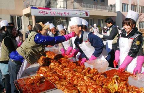 아시아나항공 윤영두 사장(앞열 우측에서 두번째)이 11일(목) 강서구 개화동 지온보육원에서 인기여성그룹 씨야(SeeYa)의 멤버인 남규리(맨 우측)양과 지수원 기아대책 홍보대사(앞