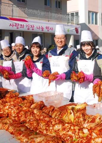 아시아나항공 윤영두 사장(우측에서 두번째)이 11일(목) 강서구 개화동 지온보육원에서 인기여성그룹 씨야(SeeYa)의 멤버인 남규리(맨 우측), 이보람(우측에서 세번째)양 및 아시