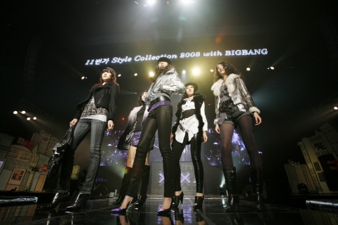 오픈마켓 11번가의 연말 문화행사인 ‘11 번가 스타일콜렉션 2008 위드 빅뱅’에 참가한 모델이 다양한 패션 아이템을 선 보이고 있다.