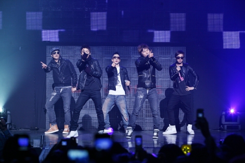 오픈마켓 11번가의 연말 문화행사인 ‘11 번가 스타일콜렉션 2008 위드 빅뱅’에서 인기 아이돌 그룹 빅뱅이 열정적인 무대를 선보이고 있다.
