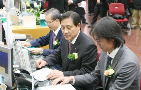 홍명보코치(우측), 김정태행장(가운데), 이석연 법제처장(좌측)이 15일 을지로 하나은행 본점 영업부에서  '사랑하나  더하기 정기예금'에 가입하고 있는 모습임.