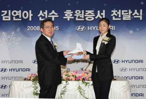 현대차는 15일 서울 서초구 양재동 본사에서 김연아 선수(사진 우측), 현대차 최재국 부회장(사진 좌측) 등이 참석한 가운데 공식후원증서 전달식을 열었다. 공식 후원기간은 2010