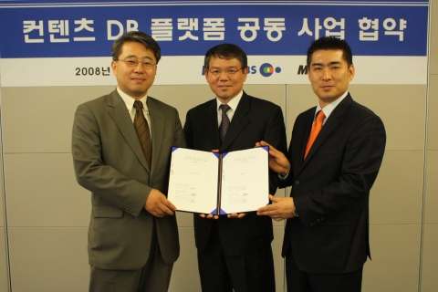 KT-EBS-MS로 구성된 KT컨소시엄 협약식에 참석한 (왼쪽부터) KT 러닝사업담당 오옥태 상무, EBS 콘텐츠전략본부 김재근 본부장, 한국마이크로소프트의 임우성이사가‘컨텐츠 D