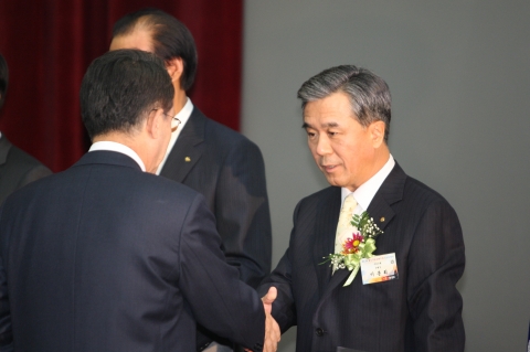 우리은행은 중소기업 지원 우수 금융기관으로 선정돼 기관부문 “대통령 표창”을 수상했다고 17일 밝혔다. 이날 여의도 한국증권선물거래소 국제회의실에서 열린 ‘중소기업청 주관 제13회