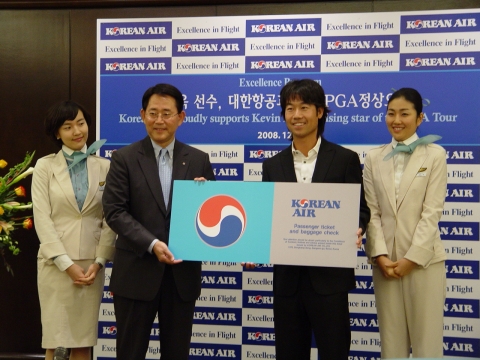 대한항공이 스포츠 등 사회 각 분야 유명인들을 후원하는 ‘엑셀런스 프로그램(Excellence Program)’에 따라 국내기업 최초로 미국프로골프 유망주 나상욱 선수를 후원한다.