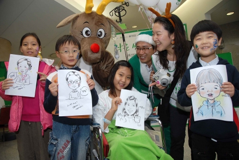 12월 17일 연세대학교 세브란스 병원에서 열린 &lt;초록산타 병원 연말 파티&gt;에 참가한 환아들이 자신들의 얼굴이 그려진 캐리커쳐를 들고 환하게 웃고 있다.