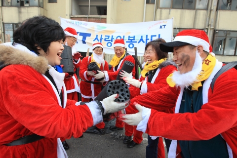 KT사랑의 봉사단이 크리스마스를 앞두고 산타복장을 하고 부천지역 독거노인들에게 전달할 연탄을 나르고 있다.