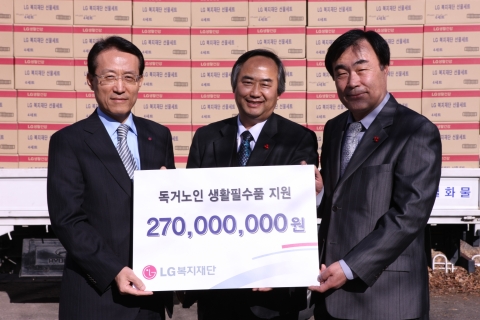 18일 서울시 강서구 등촌1종합사회복지관에서 (왼쪽부터)남상건 LG복지재단 부사장이 배윤규 한국사회복지관협회 회장과 나철호 등촌1종합사회복지관장에게 독거노인 생활필수품 지원증서를 전달하고 있다.