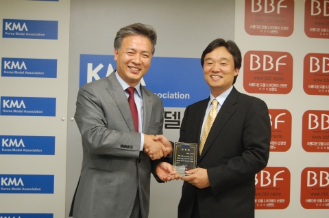 KT와 한국모델협회는 18일 서울 강남파이낸스센터에서 모델협회의 영상 콘텐츠 제공 및 모델 선발대회 프로모션 공동 진행에 대한 제휴를 체결했다. 메가TV 시청자들은 올해의 신인모델