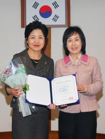 아시아나항공 환경/고객부문 한현미 상무(좌측)가 이상영 친환경상품진흥원장과 함께 탄소성적표지 시범인증서를 들고 기념 촬영을 하고 있다.