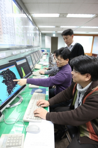 분당 본사에 위치한 KT 종합상황실에서 직원들이 전국 네트워크 현황을 점검하고 있다.