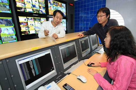 여의도에 위치한 KT 미디어센터 직원들이 IPTV 품질을 점검하고 있다.