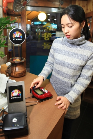 기존 시스템 대비 5배 이상 빠르고 저렴하게 이용할 수 있는 카드 결제 시스템인 KT의 ‘WIBRO 체크라인’을 이용해 카드 결제를 하고 있다.